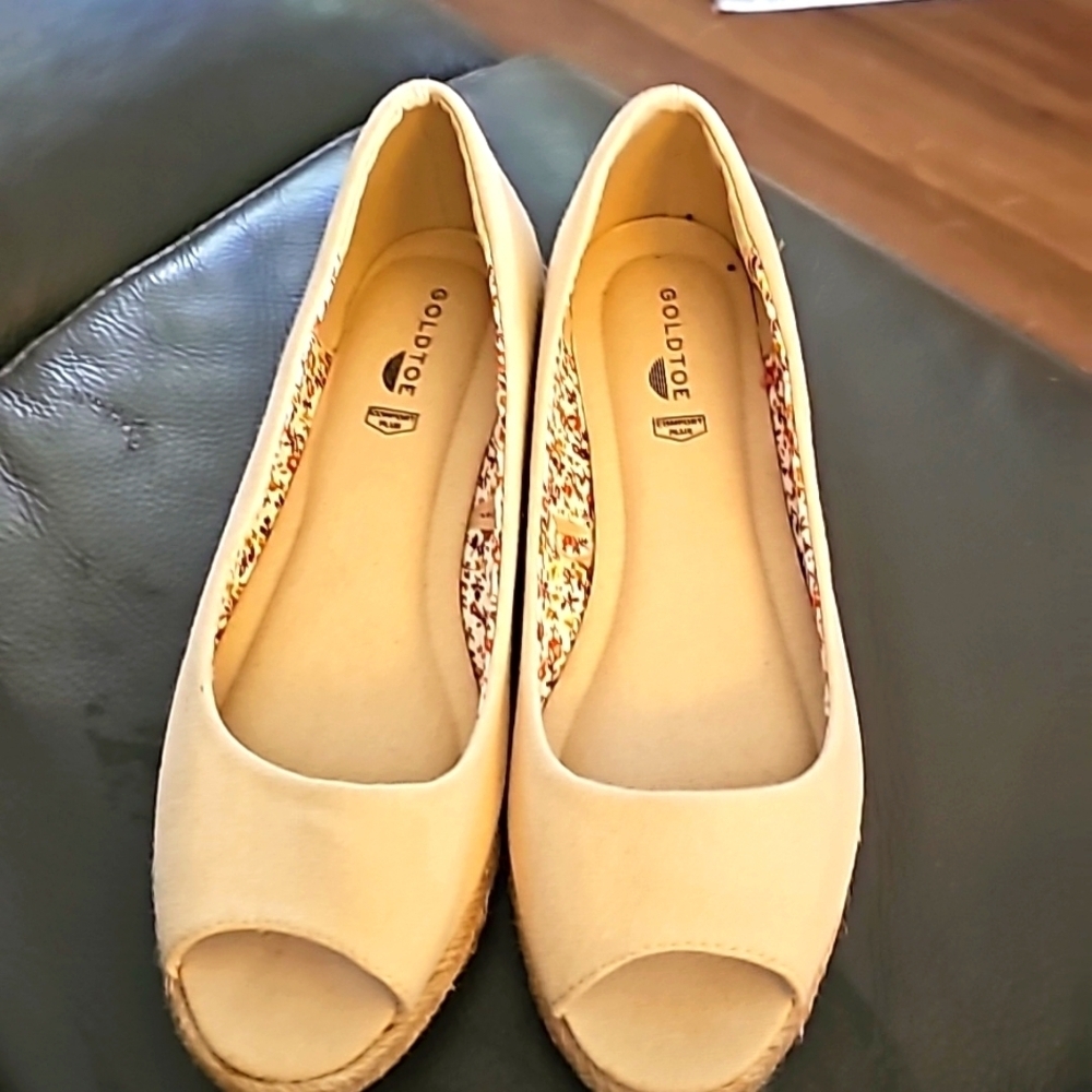 GOLD TOE‎ women's platform shoes open toe size 9. Bone color.